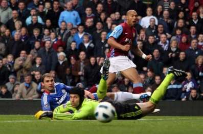 Aston Villa : Carew out trois mois