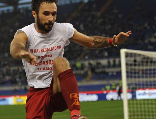 Photo : Vucinic retire son t-shirt