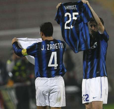 Photo : Milito dédie son but à Samuel