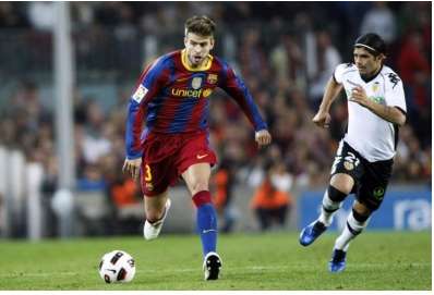 Vidéo: Piqué fait le pitre