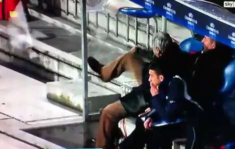 Vidéo: le coach détruit son banc