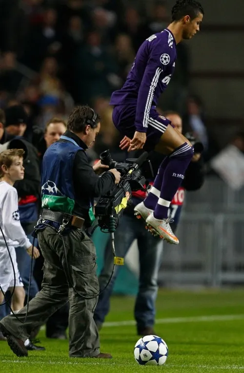 Photo : CR7 à une caméra aux pieds