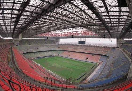 San Siro change sa pelouse
