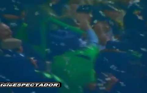 Vidéo: femme jusqu&rsquo;au bout des seins…