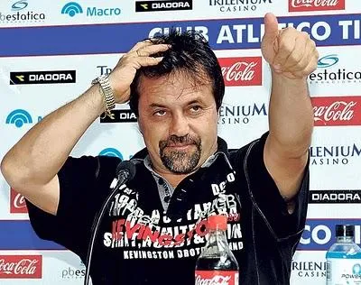 Un entraîneur rackette ses joueurs