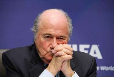 Vidéo : Blatter dégringole