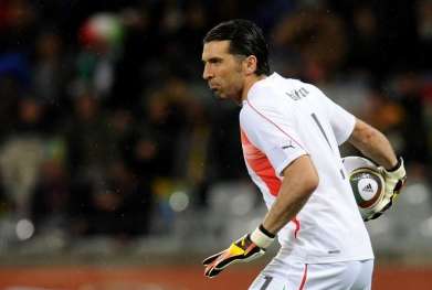 Buffon prépare ses gants