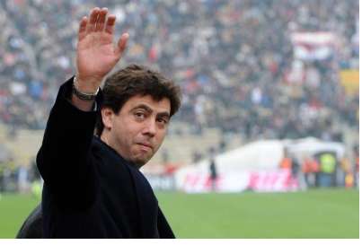 Nedved joue au foot avec Agnelli