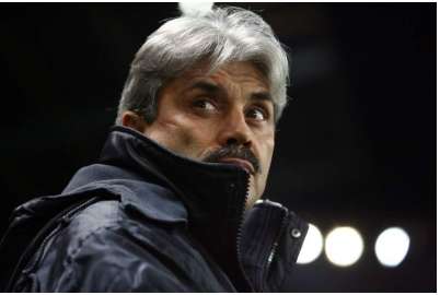 Lacombe sauve sa moustache