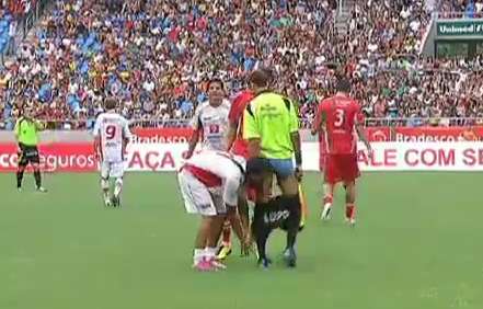 Vidéo: A poil l&rsquo;arbitre!