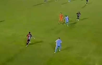 Vidéo : tacle sur l&rsquo;arbitre de touche