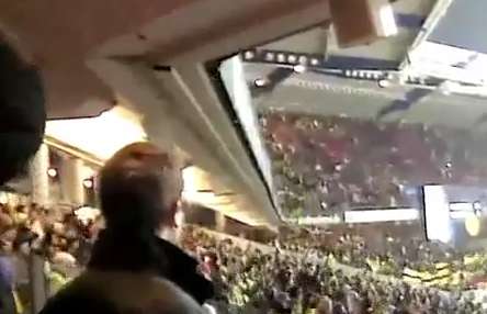 Vidéo: les tribunes en tremblent