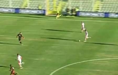 Vidéo: but à l&rsquo;aide de la main