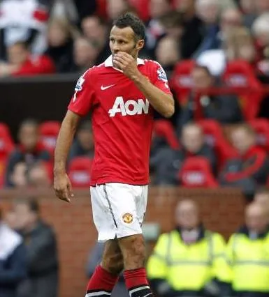 Giggs rempile un an