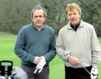 Photo : Platoche se met au golf