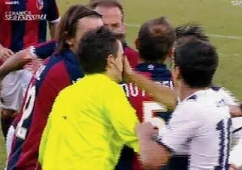 Photo : Zarate claque un arbitre