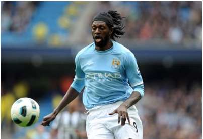 Adebayor pour concurrencer Benzema?