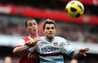 Behrami et Neto en violet