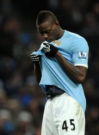 Balotelli allergique au gazon?