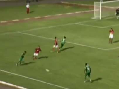 Vidéo : Un attaquant qui a du chien