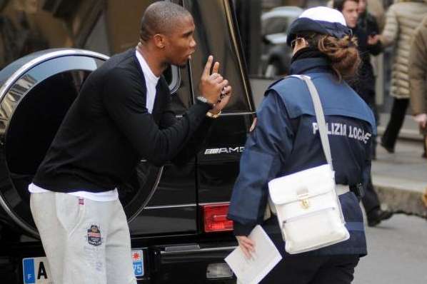 Photo : Eto&rsquo;o tente d&rsquo;esquiver une amende