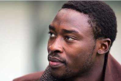 Ameobi avance masqué