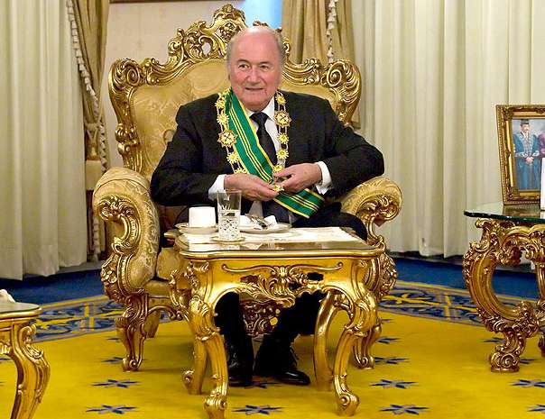 Photo : Blatter en mode princier