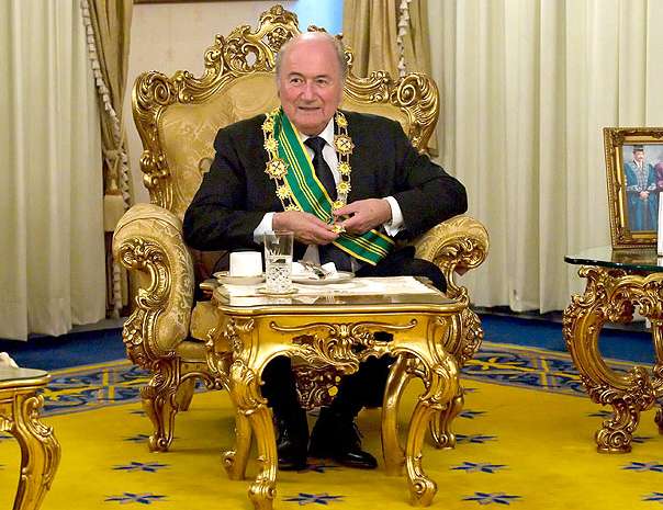 Photo : Blatter en mode princier