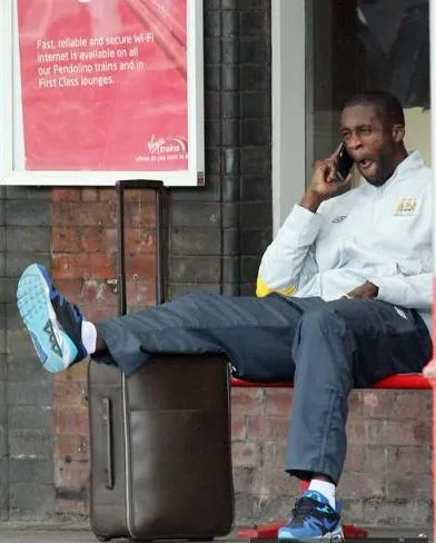 Photo: Yaya attend son train