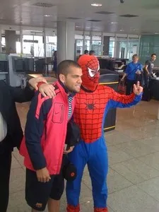 Photo : Spiderman et Daniel Alves
