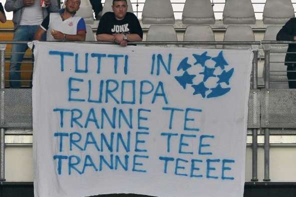 Photo : les tifosi napolitains chambrent