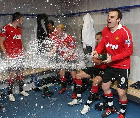 Photo : Berbatov fait péter le champagne