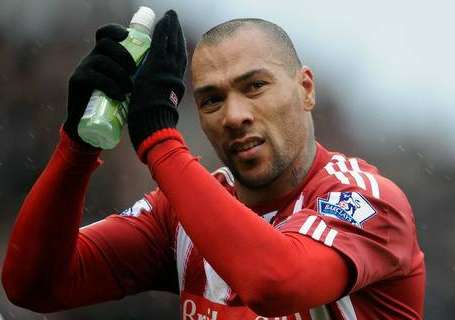 Carew veut rester à Stoke