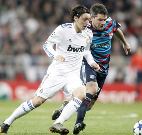 United a tenté Özil