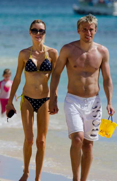 Photo : Le couple Neville à la plage