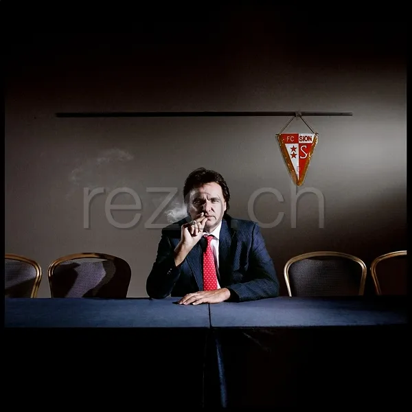 Il observe ses joueurs de sa voiture