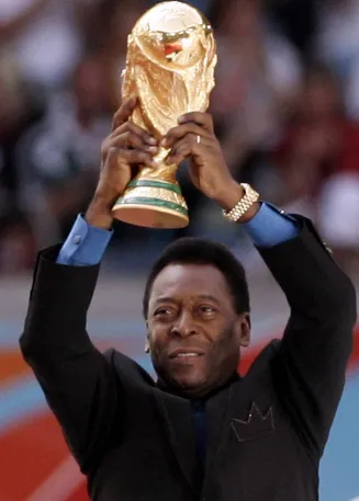 Pelé tacle Maradona et Romario