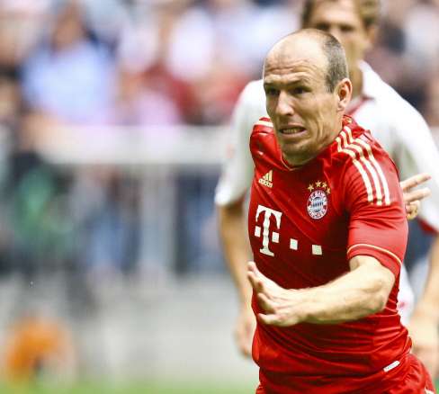 Taiwo blesse Robben