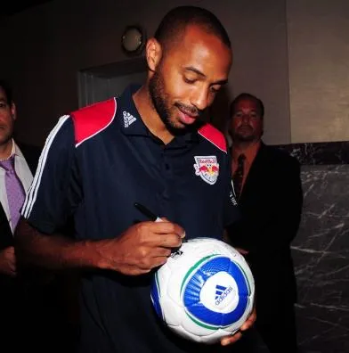 Henry : l&rsquo;hommage de l&rsquo;Emirates