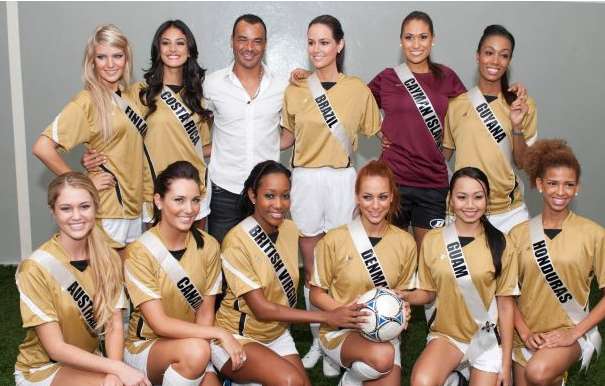 Photo : Cafu bien entouré