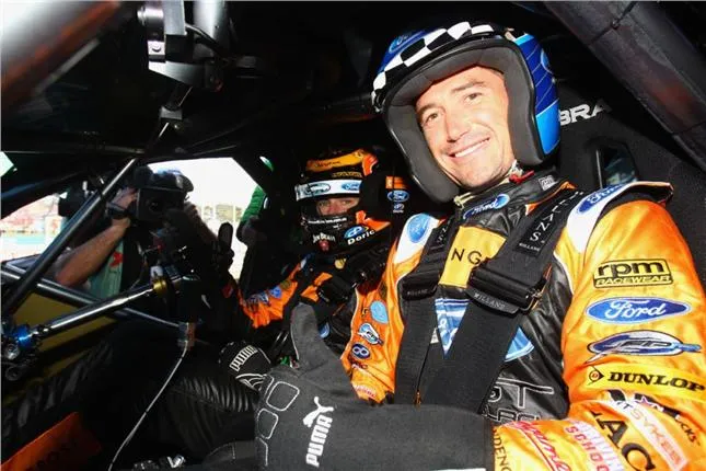 Photo: Kewell fait de la voiture