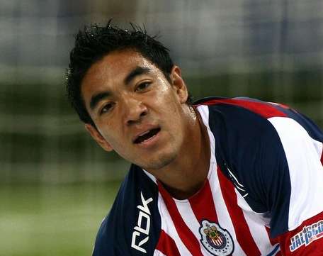 Marco Fabian prolonge