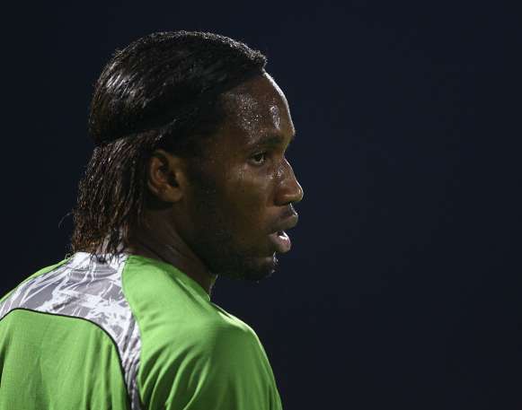 Drogba squatte le banc de touche