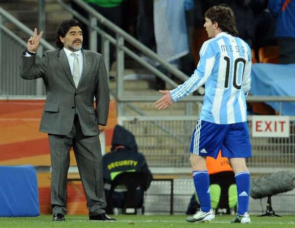 Maradona s&rsquo;enflamme pour Messi