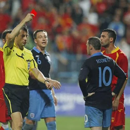 Rooney prend trois matchs