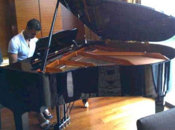 Photo : Nani joue du piano