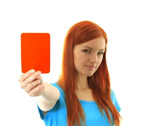 Josh McKenzie frappe un arbitre