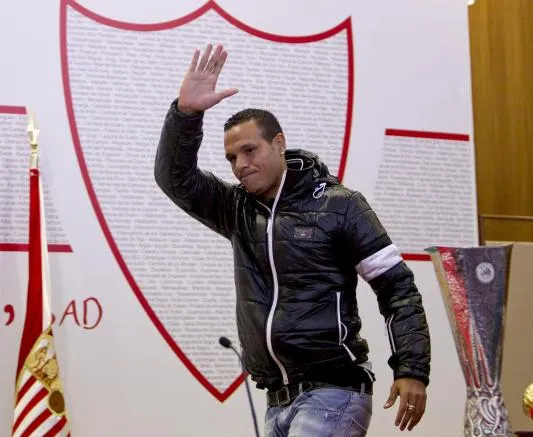 La femme de Luis Fabiano vole à son secours