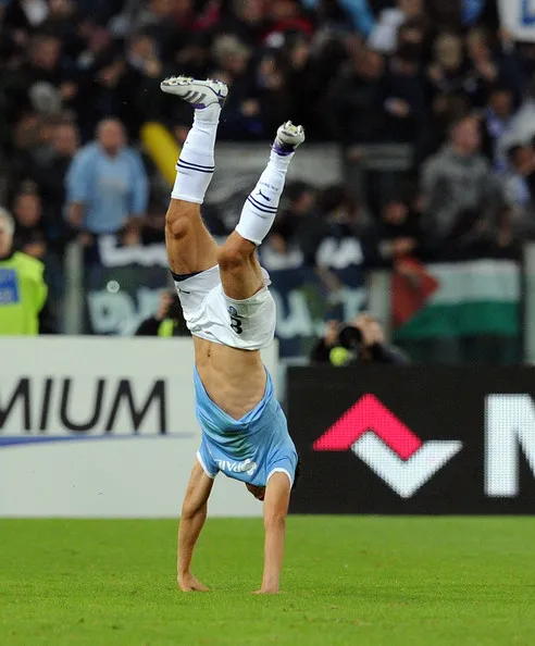 Photo : Hernanes sur les mains