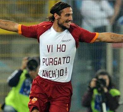 Osvaldo se tape l’affiche